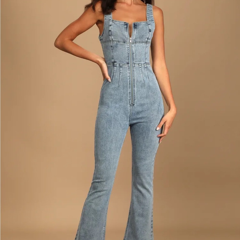 NWOT Keep Groovin’ Light Wash Denim Zip Front Jumpsuit Lulus XS